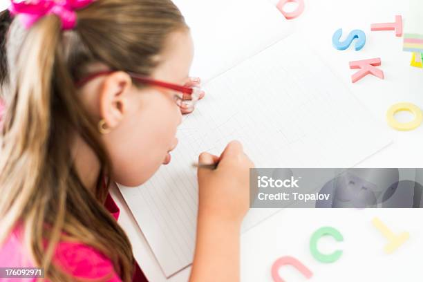 Niña En Edad Escolar En Curso Foto de stock y más banco de imágenes de Dibujar - Dibujar, Letra del alfabeto, Lápiz de color