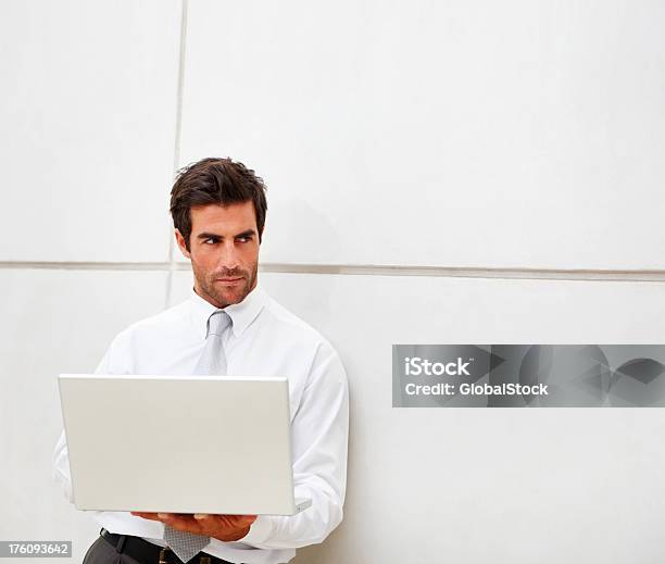 若いビジネス男ノートパソコンを使う - 1人のストックフォトや画像を多数ご用意 - 1人, 20-24歳, 20代