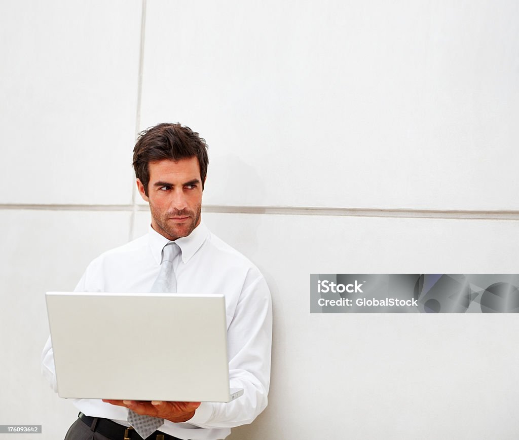 Молодой Деловой человек, используя ноутбук - Стоковые фото 20-24 года роялти-фри