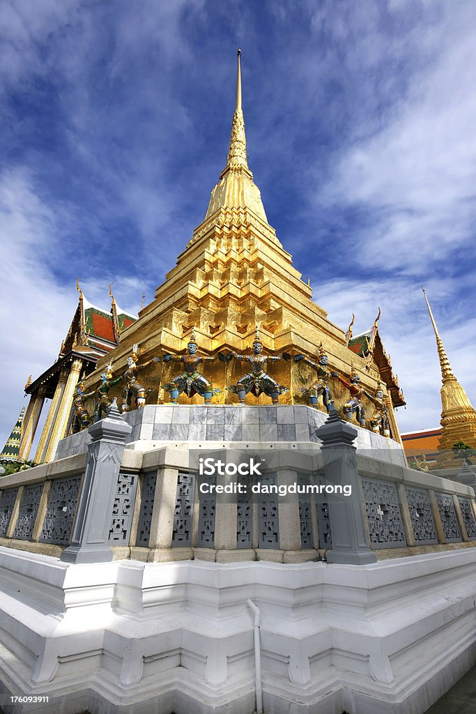 Con Pagoda d'oro gigante a Wat phra kaeo verticale immagine - Foto stock royalty-free di Albero