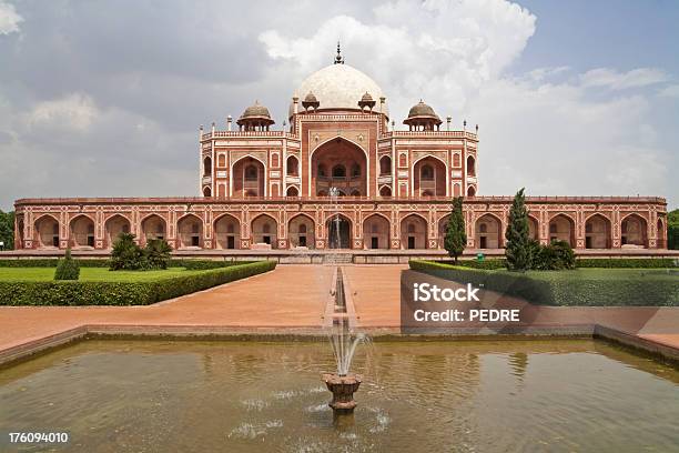 Foto de O Túmulo De Humayun Nova Delhi Índia e mais fotos de stock de Arco - Característica arquitetônica - Arco - Característica arquitetônica, Arenito, Arquitetura