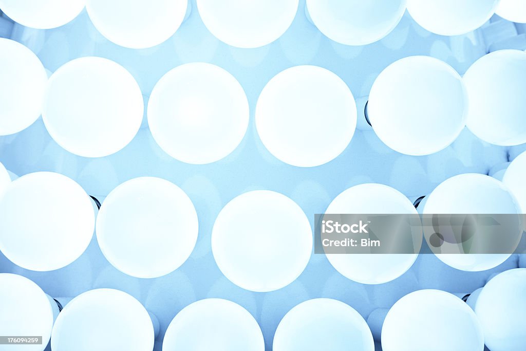 Iluminado bombillas en fondo azul - Foto de stock de Abstracto libre de derechos