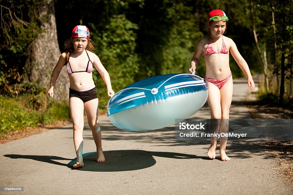 Deux jeunes filles portant un caoutchouc Dériveur - Photo de 6-7 ans libre de droits