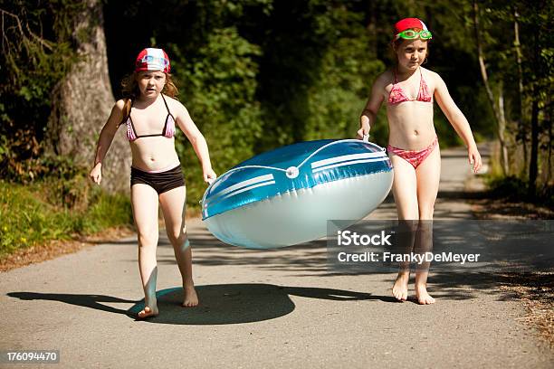 Photo libre de droit de Deux Jeunes Filles Portant Un Caoutchouc Dériveur banque d'images et plus d'images libres de droit de 6-7 ans - 6-7 ans, 8-9 ans, Activité