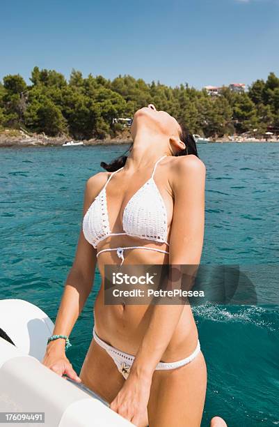 Hermosa Mujer Tomando El Sol En Una Embarcación Foto de stock y más banco de imágenes de 25-29 años - 25-29 años, Adulto, Adulto joven