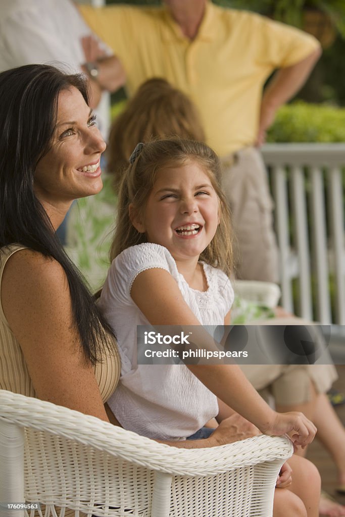 Linda mãe e filha rir em uma Reunião de família - Royalty-free Tia Foto de stock