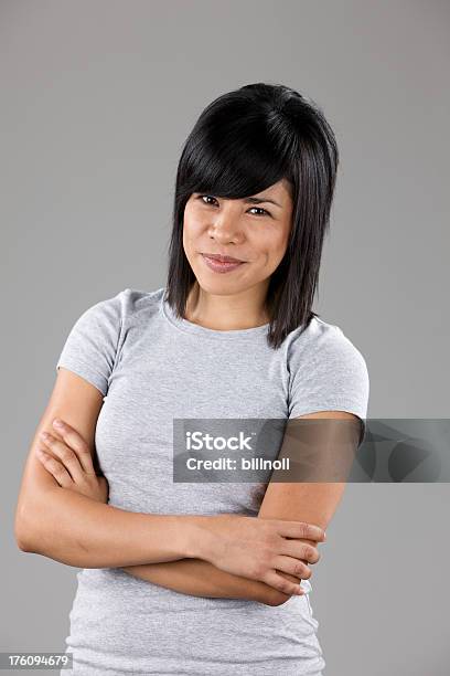 Piękny Młody Model Przy Szara Koszula - zdjęcia stockowe i więcej obrazów Filipińczycy - Filipińczycy, Kobiety, Neutralne tło