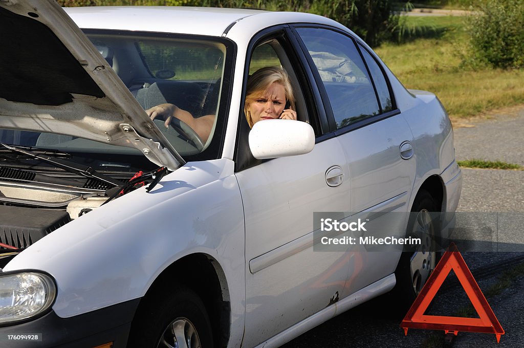 Mulher no telefone celular no carro quebrado para baixo - Royalty-free Avaria no Carro Foto de stock