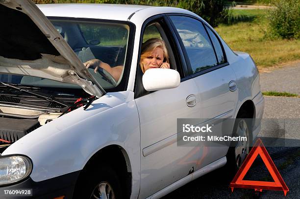 Mulher No Telefone Celular No Carro Quebrado Para Baixo - Fotografias de stock e mais imagens de Avaria no Carro
