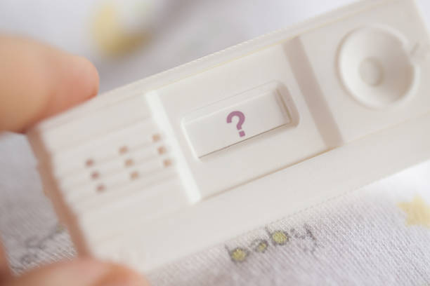 test di gravidanza con punto interrogativo - inconclusive foto e immagini stock