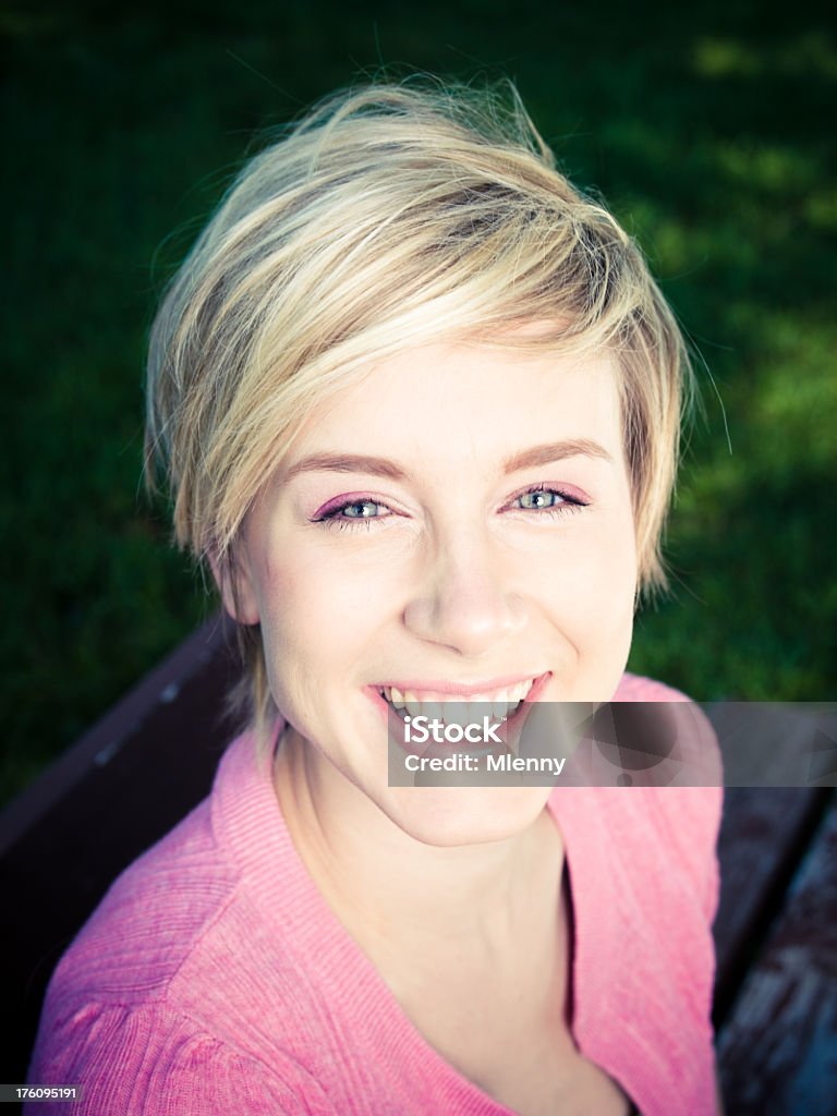 Habitación sonriendo Retrato de la niña - Foto de stock de Chica adolescente libre de derechos