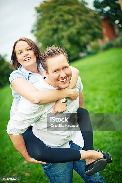 Feliz Casal Brincalhão - Fotografias de stock e mais imagens de 20-29 Anos - 20-29 Anos, 25-29 Anos, Abraçar