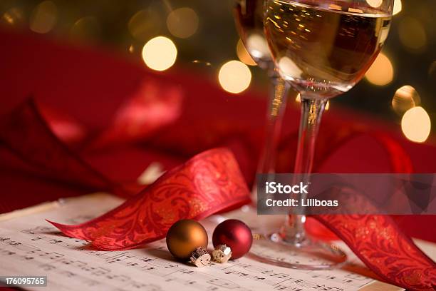 ワインとクリスマスの夜景 - クリスマスボールのストックフォトや画像を多数ご用意 - クリスマスボール, クリスマス音楽, お祝い