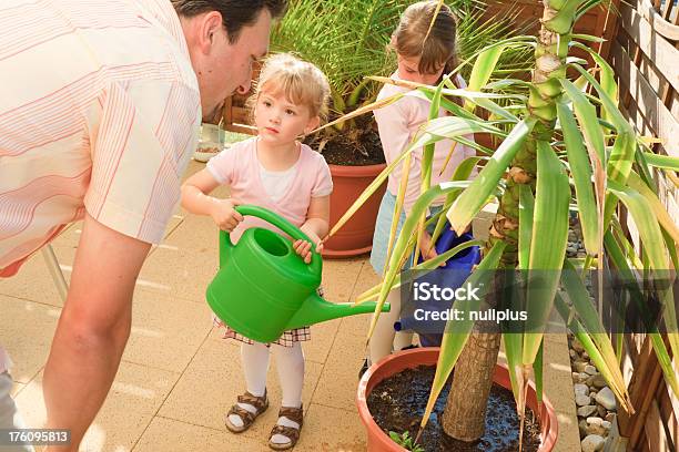 Photo libre de droit de Jardinage En Famille banque d'images et plus d'images libres de droit de Activité de plein air - Activité de plein air, Allemagne, Arroser