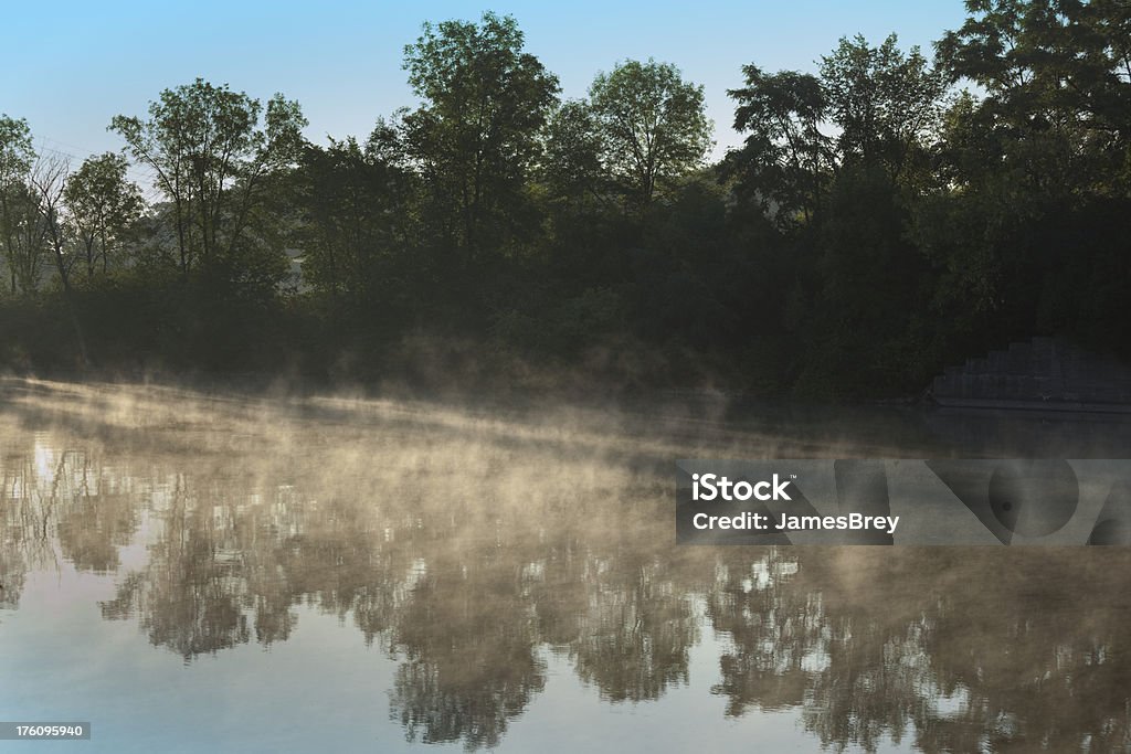 Misty vapor rio nascer do sol no conforto - Foto de stock de Agosto royalty-free