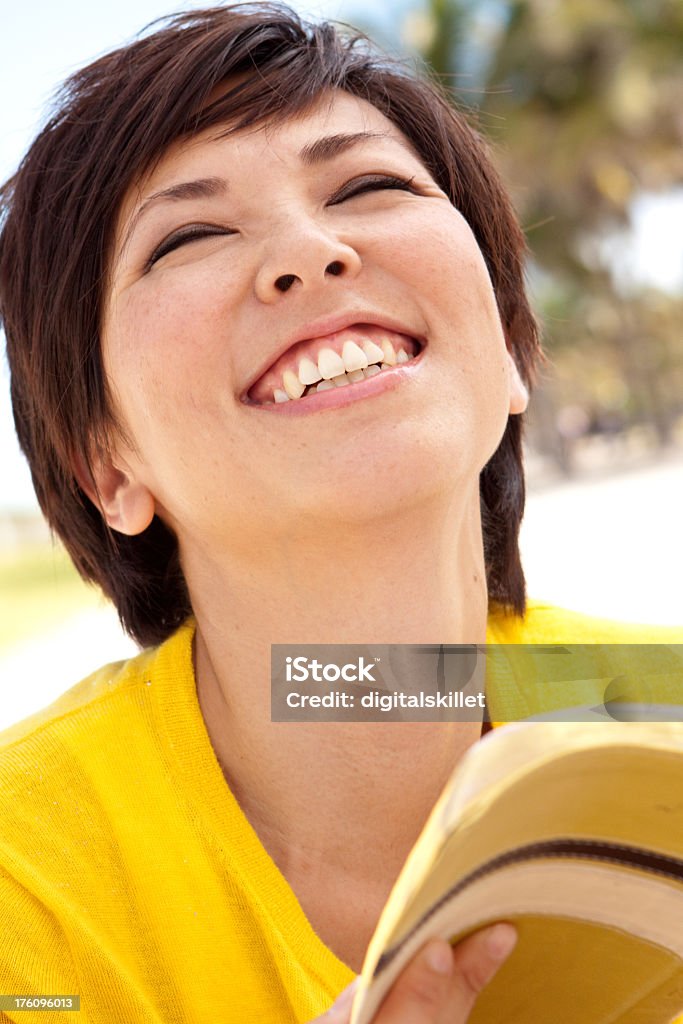 Femme rire et lire - Photo de Adulte libre de droits