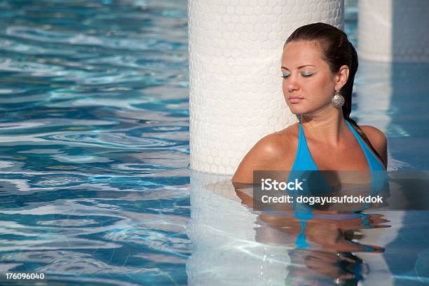 Tomar El Sol Foto de stock y más banco de imágenes de Adulto - Adulto, Adulto joven, Agua