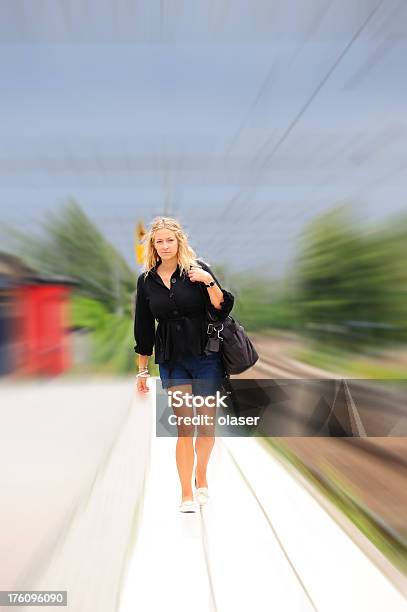 Adulto Joven Caminando En La Plataforma De Estación Foto de stock y más banco de imágenes de Adolescente