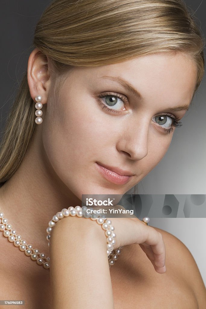 Pearl Jewelry auf Model-Nahaufnahme - Lizenzfrei Ring - Schmuck Stock-Foto