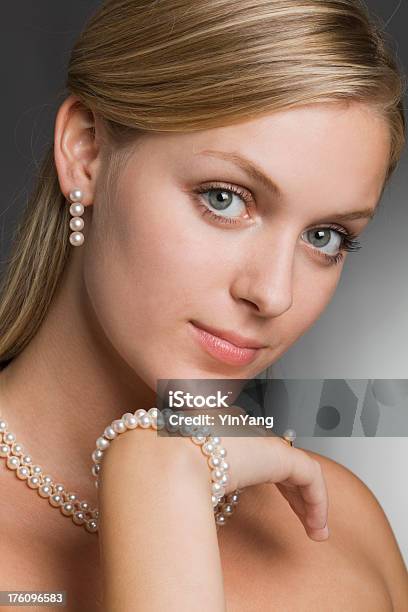 Pearl Jewelry Auf Modelnahaufnahme Stockfoto und mehr Bilder von Ring - Schmuck - Ring - Schmuck, Schmuckperle, Model