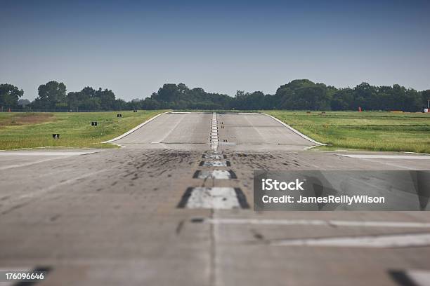 Pista Vazia - Fotografias de stock e mais imagens de Aeroporto - Aeroporto, Ausência, Betão