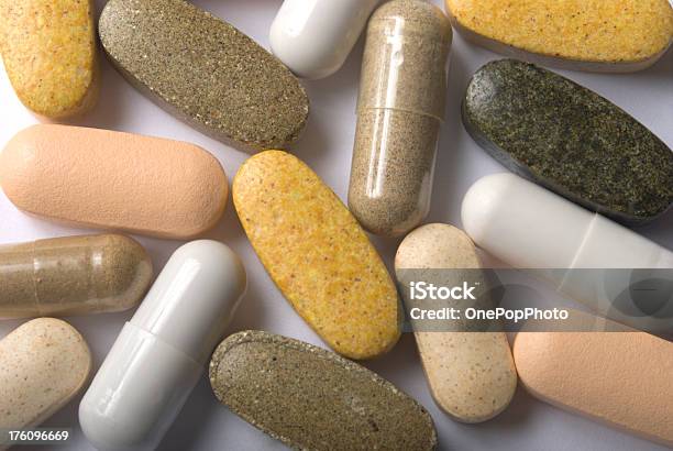 Multivitaminas Foto de stock y más banco de imágenes de Asistencia sanitaria y medicina - Asistencia sanitaria y medicina, Belleza, Bienestar