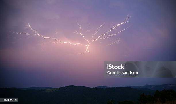 Gewitter Stockfoto und mehr Bilder von Oberer Teil - Oberer Teil, Stimmungsvolle Umgebung, Wald