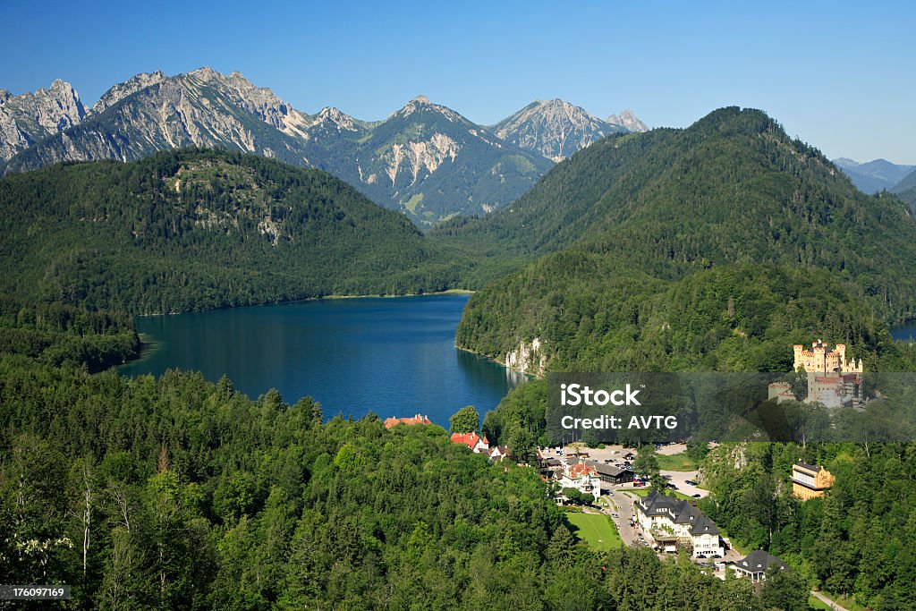 Lago Alpsee y castillo de Hohenschwangau - Foto de stock de Alpes Europeos libre de derechos