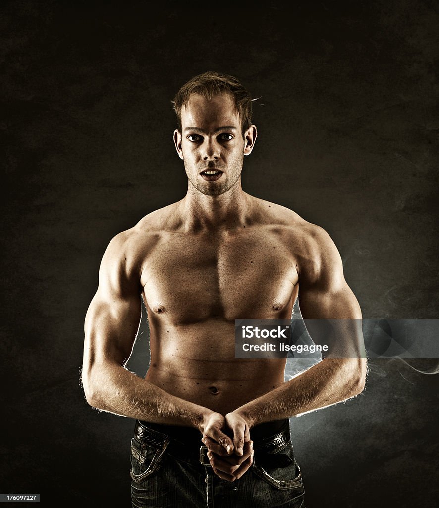 Homme Contracter les muscles - Photo de 25-29 ans libre de droits