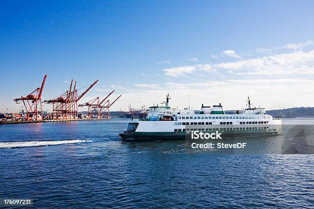 Estado De Washington Aluguer De Carros Ferry Deixando Acoplar - Fotografias de stock e mais imagens de Ferry