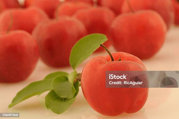 Owocem Acreoli Owoców - zdjęcia stockowe i więcej obrazów Acerola - Acerola, Bez ludzi, Czerwony