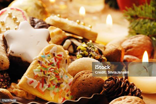 Домашние Рождественское Печенье И Гаек — стоковые фотографии и другие картинки Без людей - Без людей, Вариация, Время года