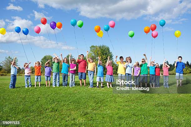 Grupo De Crianças Em Pé Com Balões - Fotografias de stock e mais imagens de Ao Ar Livre - Ao Ar Livre, Balão - Enfeite, Criança