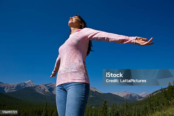 Photo libre de droit de Hispanique Femme Regardant Vers Le Ciel banque d'images et plus d'images libres de droit de Femmes - Femmes, Les bras écartés, Ciel sans nuage