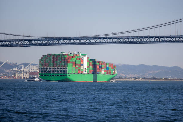 schifffahrtskanal bucht von san francisco - cargo container san francisco county harbor skyline stock-fotos und bilder