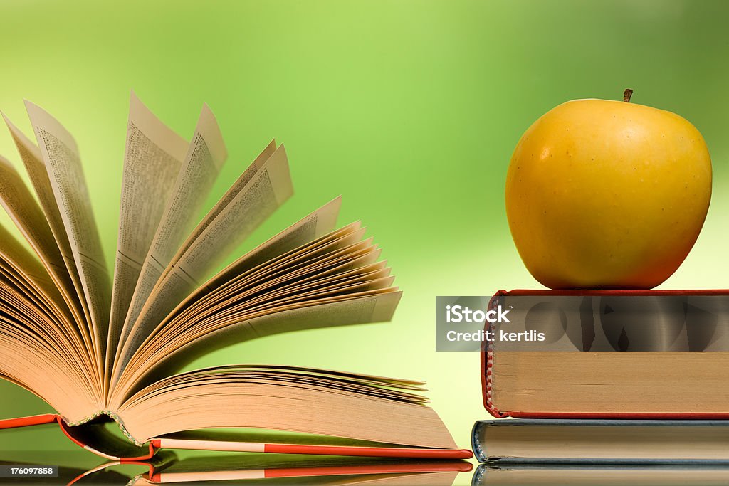 Büchern und yellow apple - Lizenzfrei Akademisches Lernen Stock-Foto