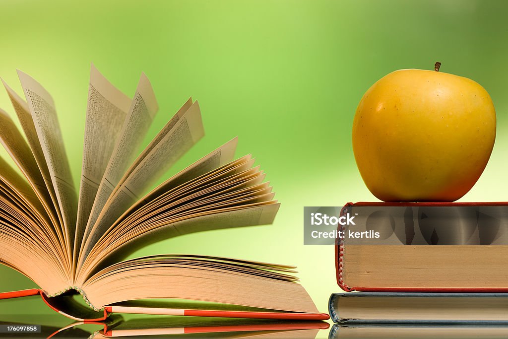 Książki, żółty apple - Zbiór zdjęć royalty-free (Bez ludzi)