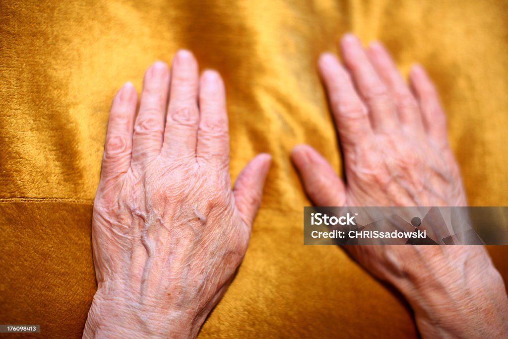 Senior adulto mãos - Foto de stock de 70 anos royalty-free