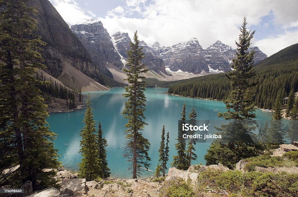 Montagnes et les eaux turquoise du lac glaciaire - Photo de Alberta libre de droits