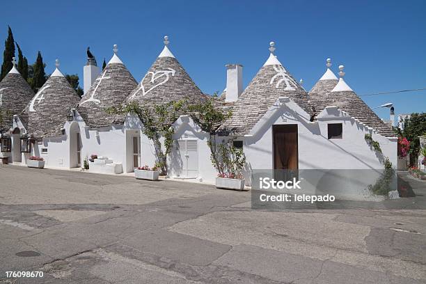 Photo libre de droit de Alberobello Les Pouilles Italie banque d'images et plus d'images libres de droit de Alberobello - Alberobello, Les Pouilles, Province de Bari