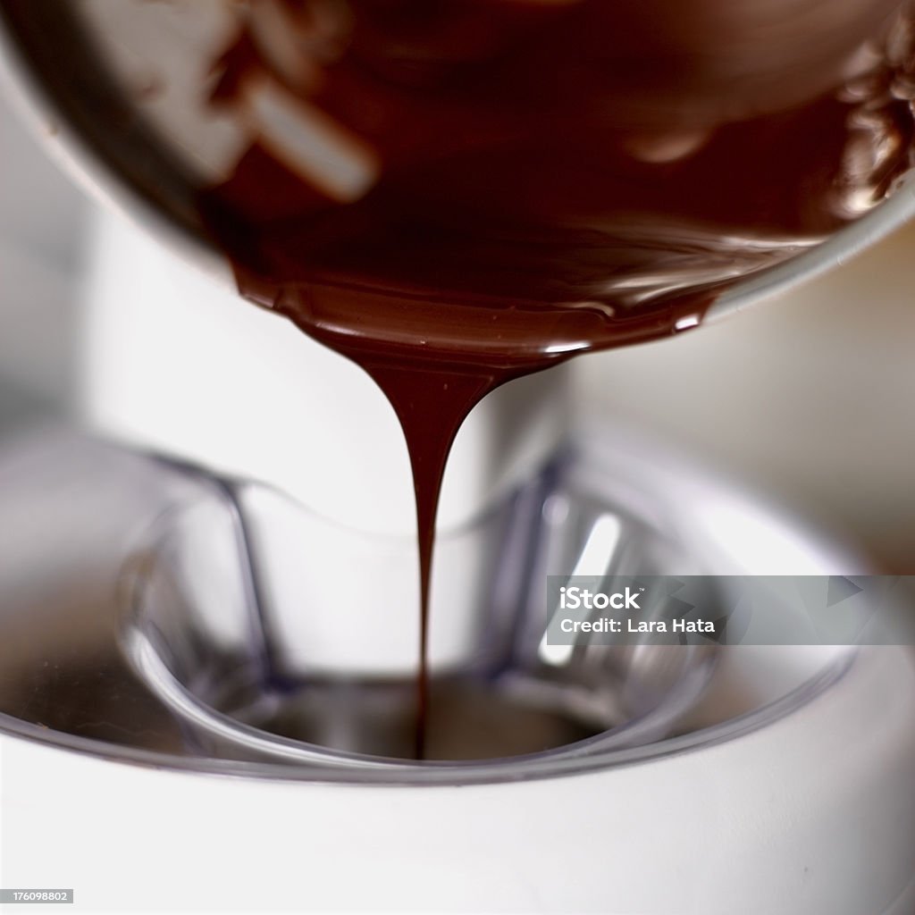 Versare lo sciroppo di cioccolato in macchina per il gelato - Foto stock royalty-free di Cioccolato