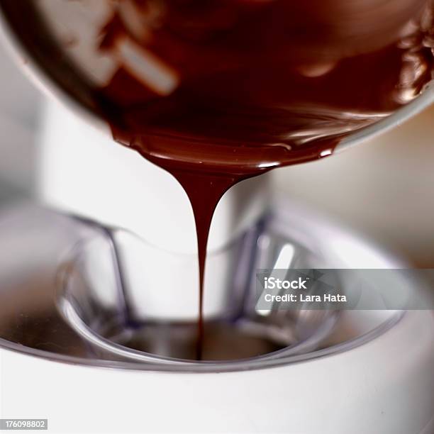 Verter O Xarope De Chocolate Na Máquina De Gelados - Fotografias de stock e mais imagens de Chocolate - Chocolate, Machinery, Calda de Caramelo