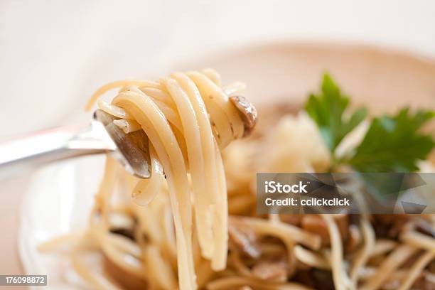 Foto de Massa e mais fotos de stock de Cogumelo Comestível - Cogumelo Comestível, Linguini, Alho