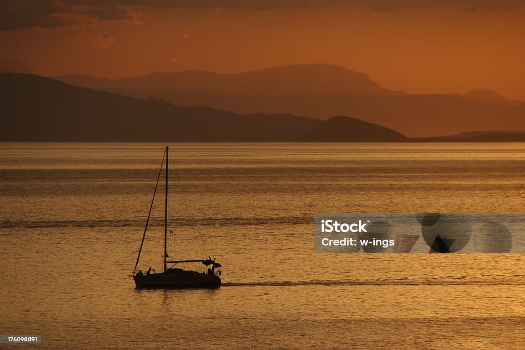 Barco en puesta de sol - Foto de stock de Anochecer libre de derechos