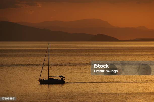 Barco En Puesta De Sol Foto de stock y más banco de imágenes de Anochecer - Anochecer, Cielo dramático, Contraluz