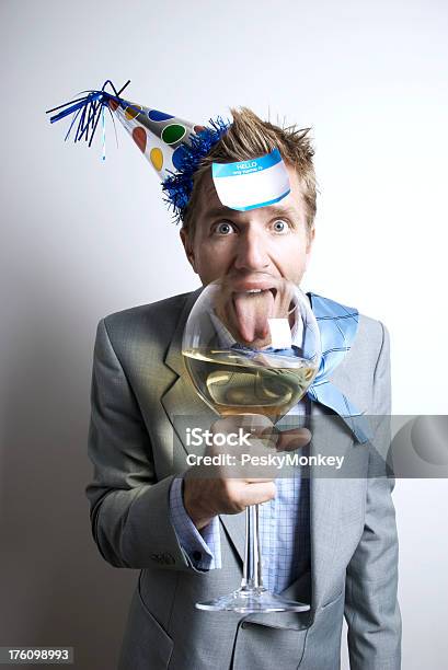 Office Worker ビジネスマンが帽子を飲むパーティから大きなガラス窓 - 1人のストックフォトや画像を多数ご用意 - 1人, 2013年, お祝い