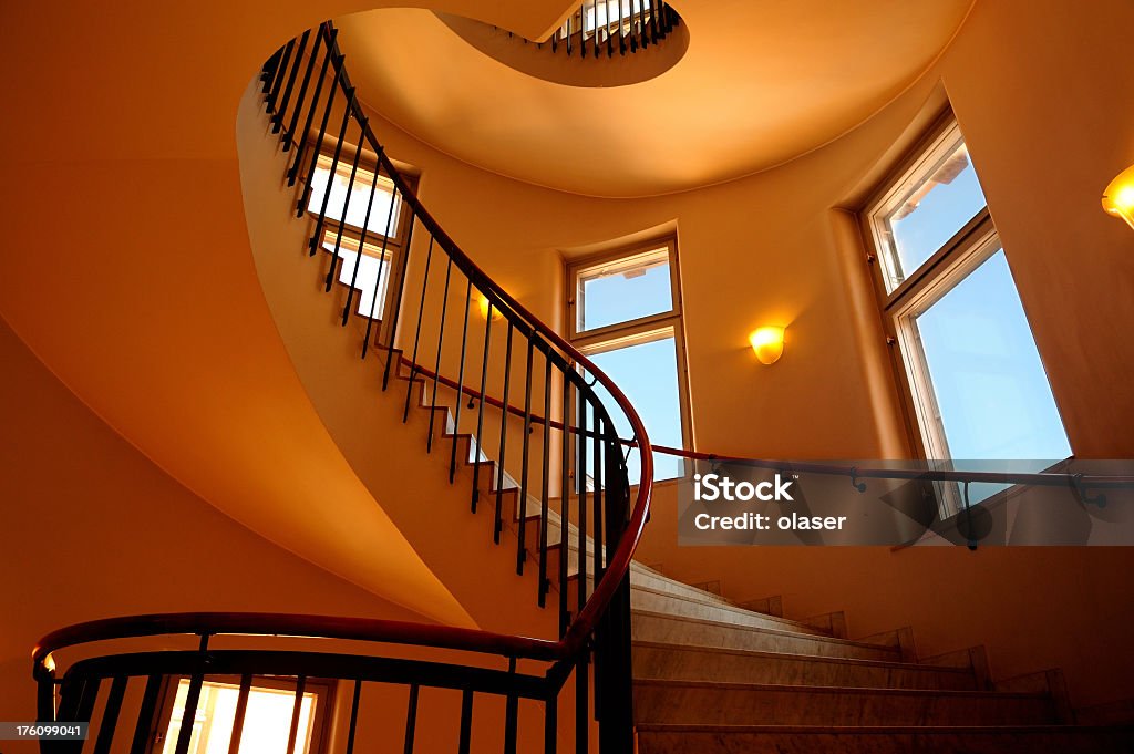 Escalera de caracol en un moderno edificio de oficinas - Foto de stock de Estocolmo libre de derechos