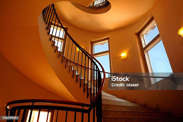 Escalera De Caracol En Un Moderno Edificio De Oficinas Foto de stock y más banco de imágenes de Estocolmo