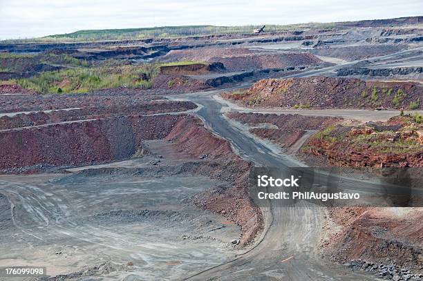 Photo libre de droit de À Ciel Ouvert Minerai De Fer Mine Dans Le Centre Dans Le Minnesota banque d'images et plus d'images libres de droit de Arbre