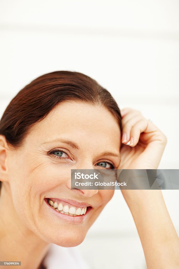 Primo piano di una splendida donna matura sorridente - Foto stock royalty-free di 40-44 anni